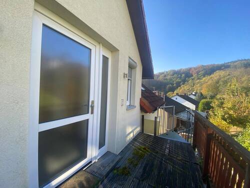 ... zur Dachgeschosswohnung ... - Etagenwohnung mit 94,00 m² in Elmshausen zur Miete