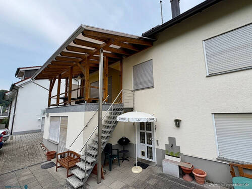 Hof mit Eingang Wohnung UG - 8 Zimmer Mehrfamilienhaus, Wohnhaus in Radolfzell am Bodensee/Stahringen