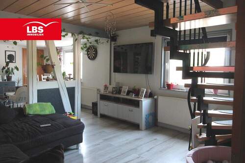 Wohnzimmer - 1 Zimmer Mehrfamilienhaus, Wohnhaus in Freudenberg