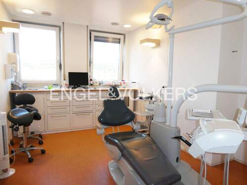 Behandlungszimmer in der Zahnarztpraxis im 1. Obergeschoss - 