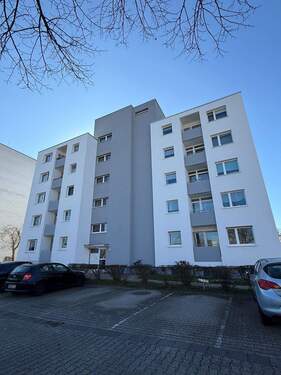 Straßenseite mit PP.jpg - schöne Erdgeschosswohnung mit Blick in den Garten