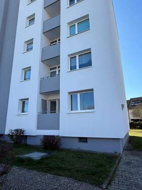 rechte Haushälfte Straßenseite.jpg - 2 Zimmer Etagenwohnung in Rüsselsheim am Main