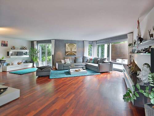 Lichtdurchfluteter Wohnbereich mit Zugang zur Terrasse - 6 Zimmer Einfamilienhaus in Nufringen