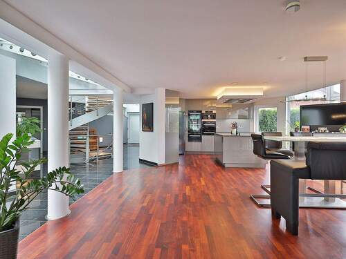 Blick vom Wohnzimmer zur Küche, dem Essbereich und dem Eingangsbereich links - Einfamilienhaus mit 311,00 m&sup2; in Nufringen zum Kaufen