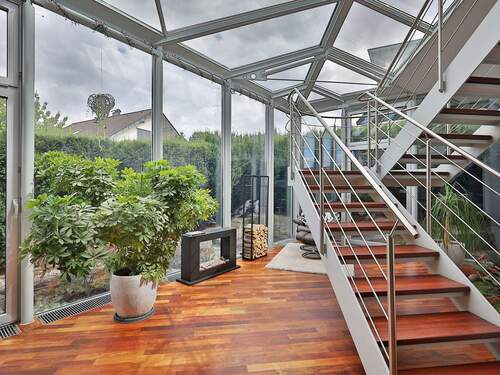 Voll verglaster Bereich mit Zugang zum Elternbereich im Obergeschoss - 