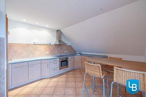 Küche mit Zugang zur Loggia - 3 Zimmer Etagenwohnung in Grömitz