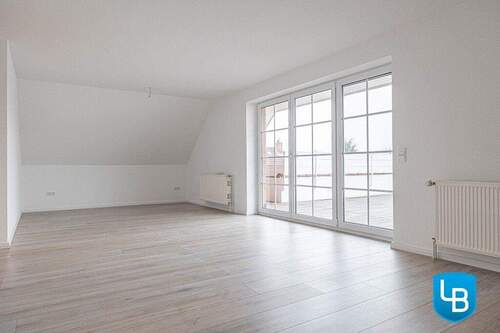 Großzügiges Wohnzimmer mit Zugang zur Dachterrasse - 