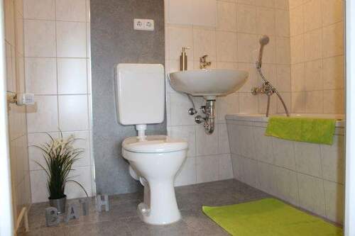 Bad - Familien aufgepasst - schöne renovierte 4-Raum-Wohnung mit Balkon ab Mitte April verfügbar