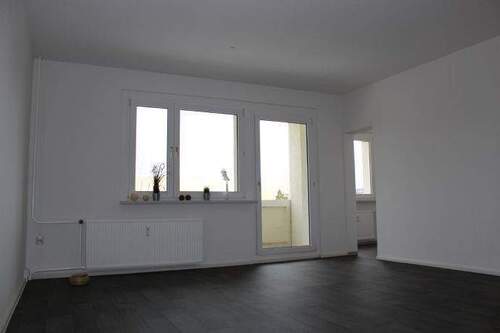 großes geräumiges Wohnzimmer mit Balkon - 4 Zimmer Etagenwohnung zur Miete in Thalheim/Erzgebirge