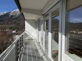 Balkon - Helle 3-Zimmer-Wohnung im 6. Obergeschoss mit Lift und traumhaftem Bergblick.