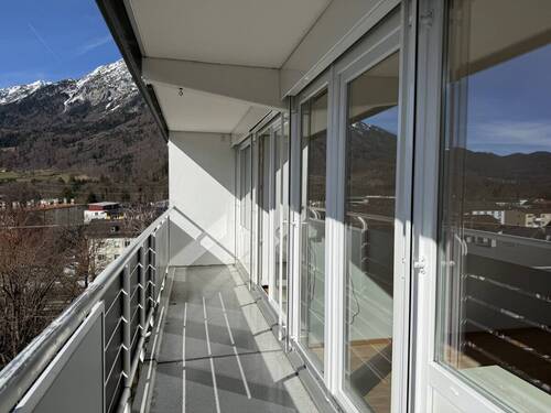 Balkon - Helle 3-Zimmer-Wohnung im 6. Obergeschoss mit Lift und traumhaftem Bergblick.