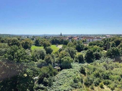 Ausblick - Sonnige Preisaktion !... frisch renovierte, helle, moderne 4 - Zimmer-Wohnung, mit Einbauküche... sofort einzugsfertig