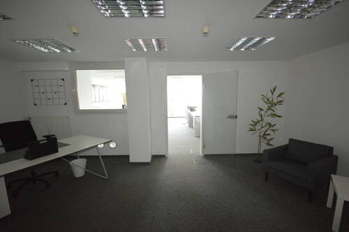 Blick vom kleinen ins große Büro - 