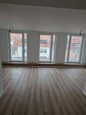 Wohnzimmer - Zwei-Zimmer-Wohnung mit Dachterrasse und Einbauküche am Neustädter Markt
