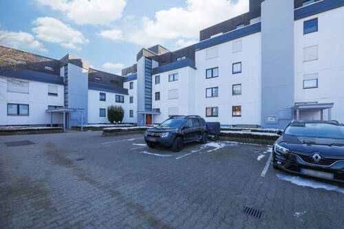 Außenansicht mit Parkbereich - 