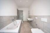Mit Dusche und Wanne - 