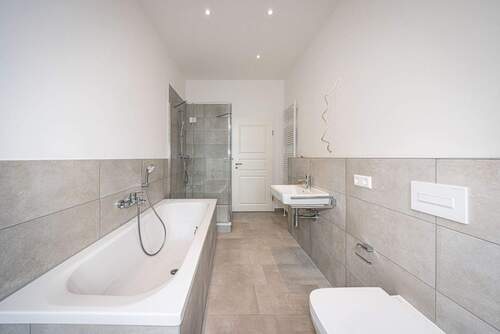 Mit Dusche und Wanne - 