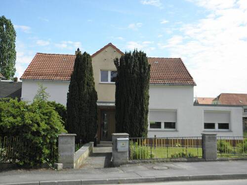 Straßenansicht - CHARMANTES EINFAMILIENHAUS - 97.000,00 EUR Kaufpreis, ca.  109,00 m² Wohnfläche