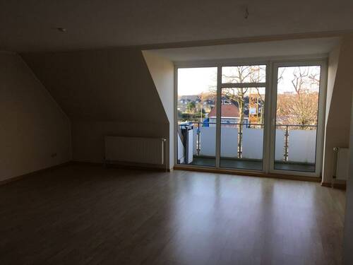 Wohnzimmer mit Balkon - 