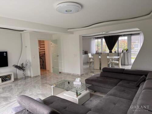 Wohnzimmer-1 - Einfamilienhaus mit 140,00 m² in Hüttisheim zum Kaufen