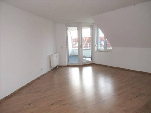 Geräumiges Wohnzimmer - 4 Zimmer Einfamilienhaus zum Kaufen in Leipzig