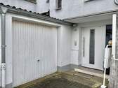 Hauseingang und Garage 1 - 