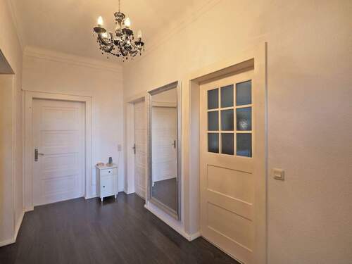 Zentraler Flurbereich im Obergeschoss mit dunklem Bodenbelag und weißen Stiltüren - Mehrfamilienhaus, Wohnhaus mit 283,00 m&sup2; in Ludwigsburg zum Kaufen