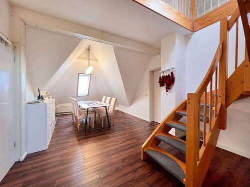 Repräsentativer Essplatz mit angrenzendem Treppenaufgang in die Galerie-Ebene - 