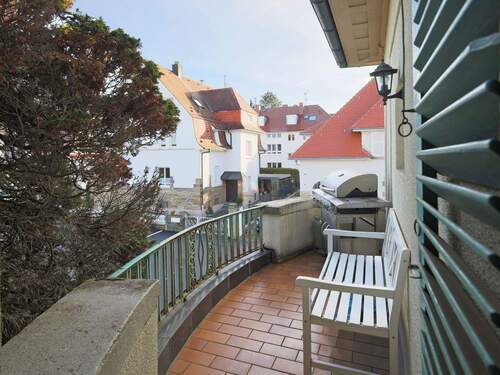 Balkon mit Südost-Ausrichtung und Blick in die ruhige Nachbarschaft - 