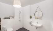 Modern gefliestes Badezimmer mit bodengleicher Dus - Etagenwohnung mit 48,20 m² in Frankfurt (Oder) zum Kaufen