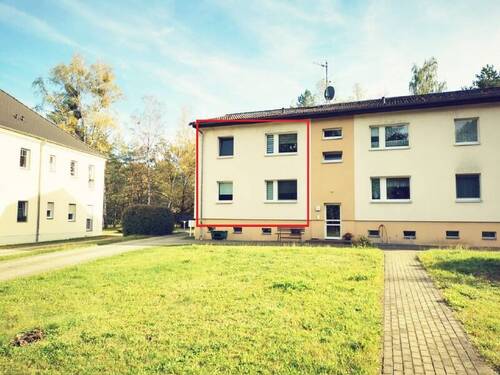 Hauseingang - 2 interessante 3-Raum-Wohnungen mit Balkon im Grünen Gürtel von Bernsdorf