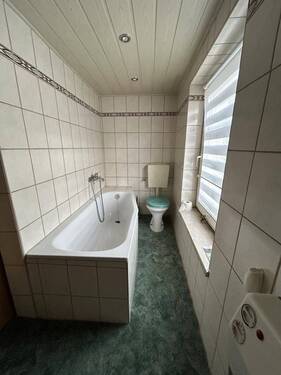Bad mit Wanne im OG - 