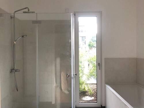 Badezimmer mit Wanne und Dusche - 