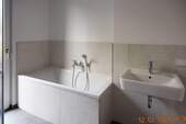 Badezimmer mit Wanne und Dusche - 
