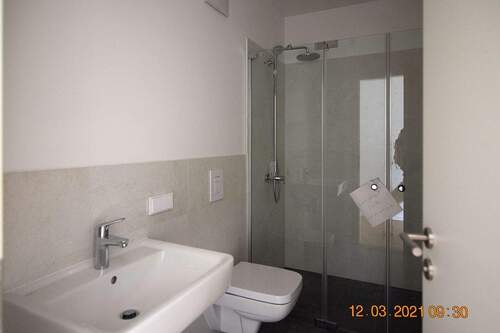 En-Suite-Badezimmer mit Dusche - 