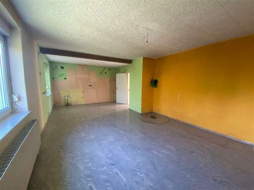 Wohnzimmer mit offener Küche - 