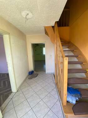 Flur EG mit Treppenaufgang OG - 