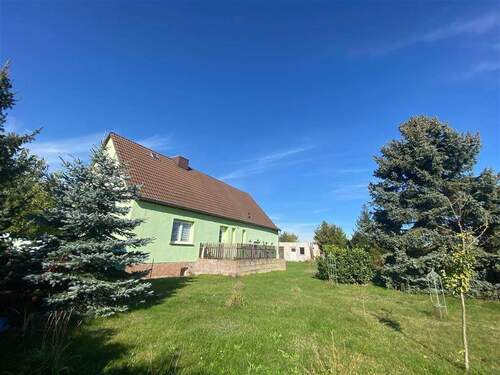 Blick zum EFH - Arzberg * ruhig gelegenes EFH mit großem Grundstück* offene Küche* 4 Zimmer* Kaminesse vorhanden