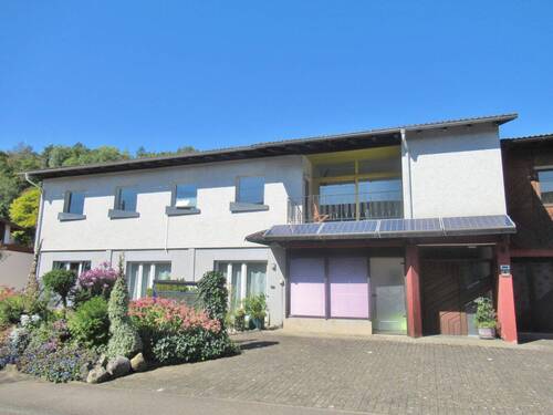 Eingangsbereich mit zwei Stellplätzen - 