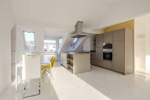 Küche - 3-Zimmer-Dachgeschosswohnung mit Aufzug, Balkon & Garage im Stuttgarter Westen