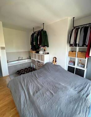 Schlafzimmer mit Badewanne - 