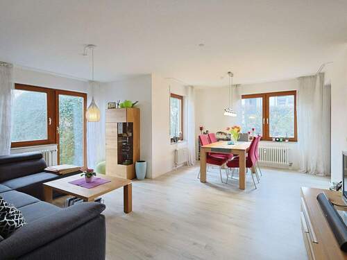 Heller, geräumiger Wohn- und Essbereich - Schöne, helle 2,5-Zimmer Wohnung mit Gartenanteil in Sackgassenlage