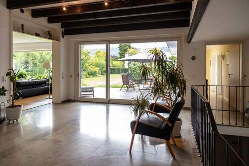 Eingangsbereich mit Zugang offener Wohn-/Küchenbereich - 