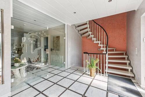 Treppe in das Obergeschoss und den Keller - 