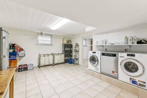 Großzügiger Stau- und Wäscheraum - 