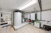 gepflegter Heizungskeller mit Solartechnik und Wasserentkalkungsanlage - 
