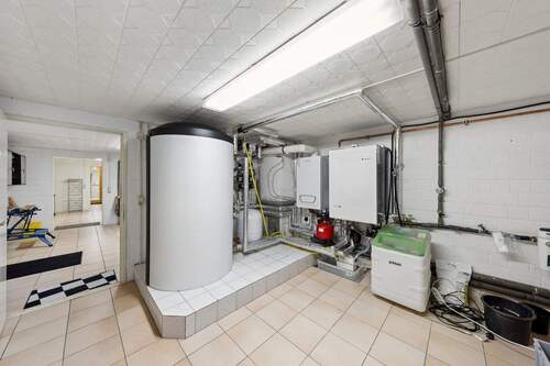 gepflegter Heizungskeller mit Solartechnik und Wasserentkalkungsanlage - 
