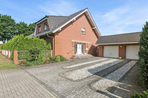 Einfahrt und Doppelgarage - 