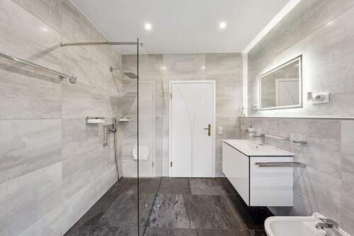 Gäste-WC Erdgeschoss mit ebenerdiger Dusche - 