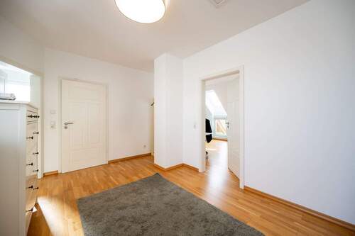 Großer Flurbereich mit Zugang zu allen 3 Schlafzimmern - 